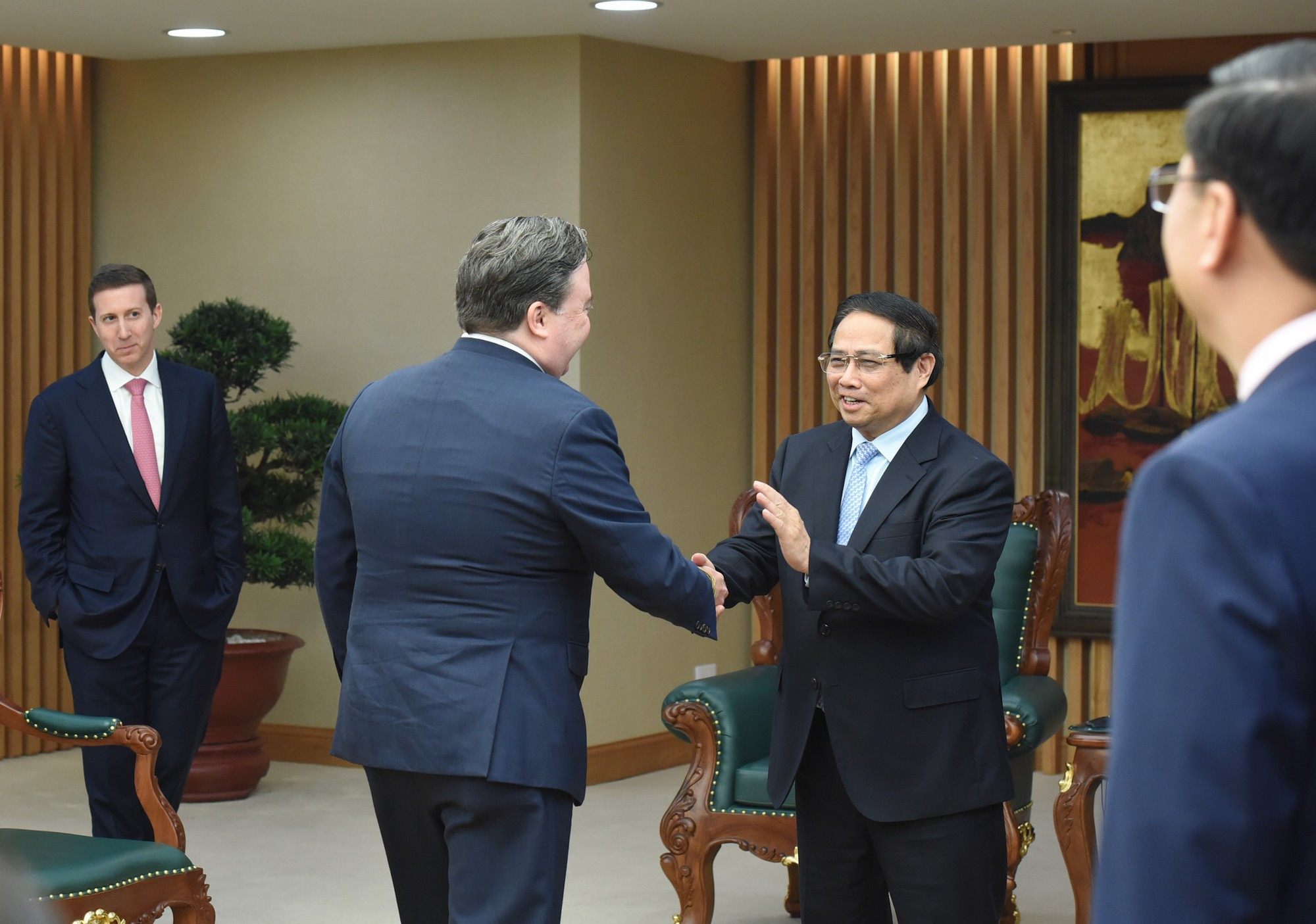 El premier vietnamita da la bienvenida a la delegación del fondo.